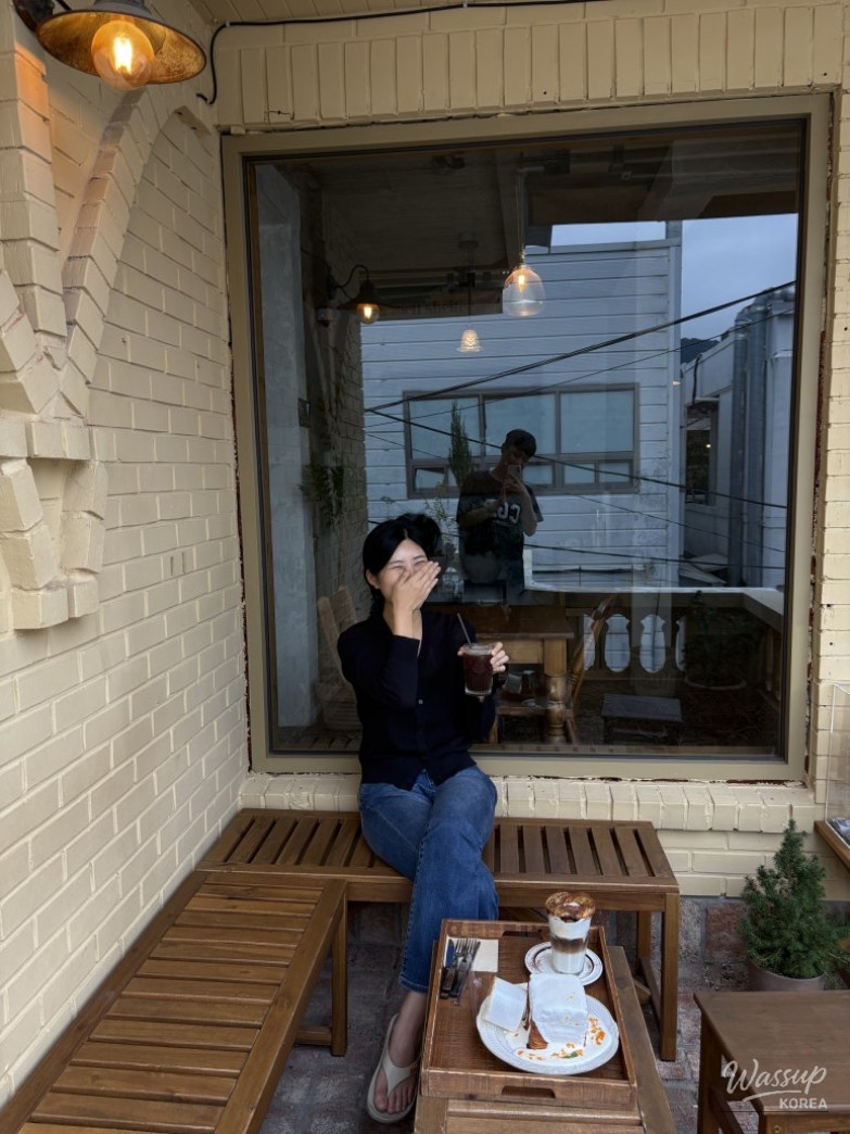 A Cozy Autumn Cafe Experience_16