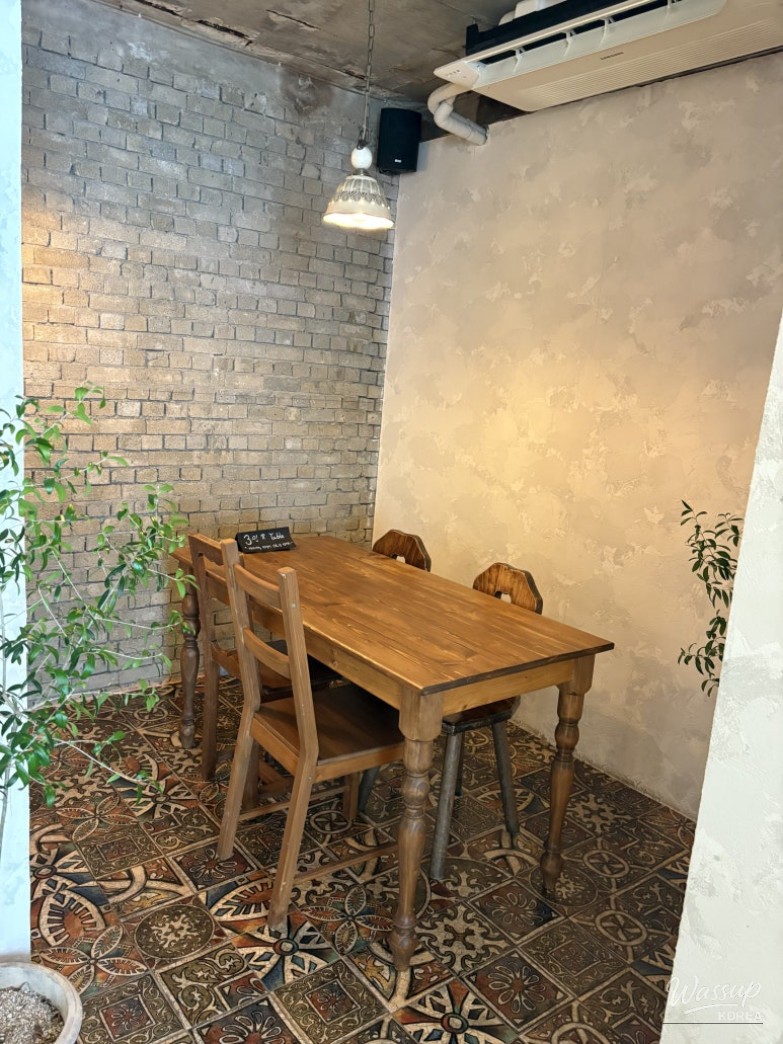 A Cozy Autumn Cafe Experience_11