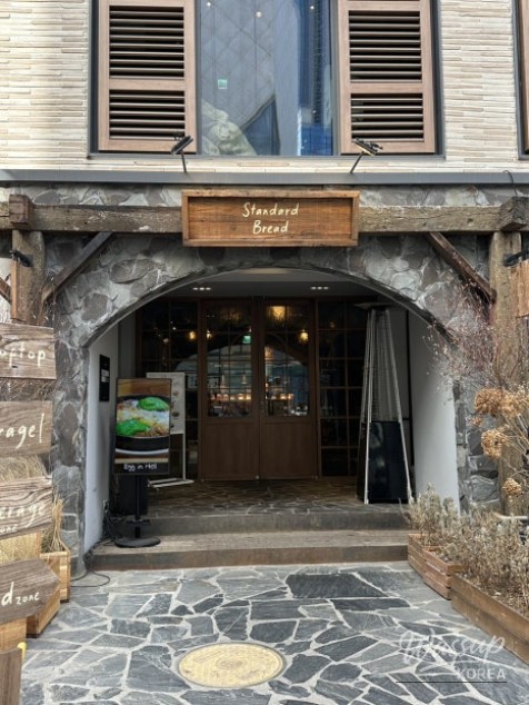 A Delightful Visit to Standard Bread Dosan_01