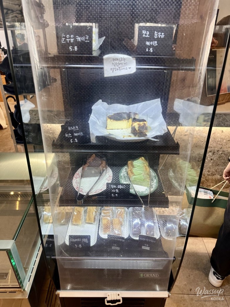 Discovering Wamil Cafe Near Cheolsan Station_09