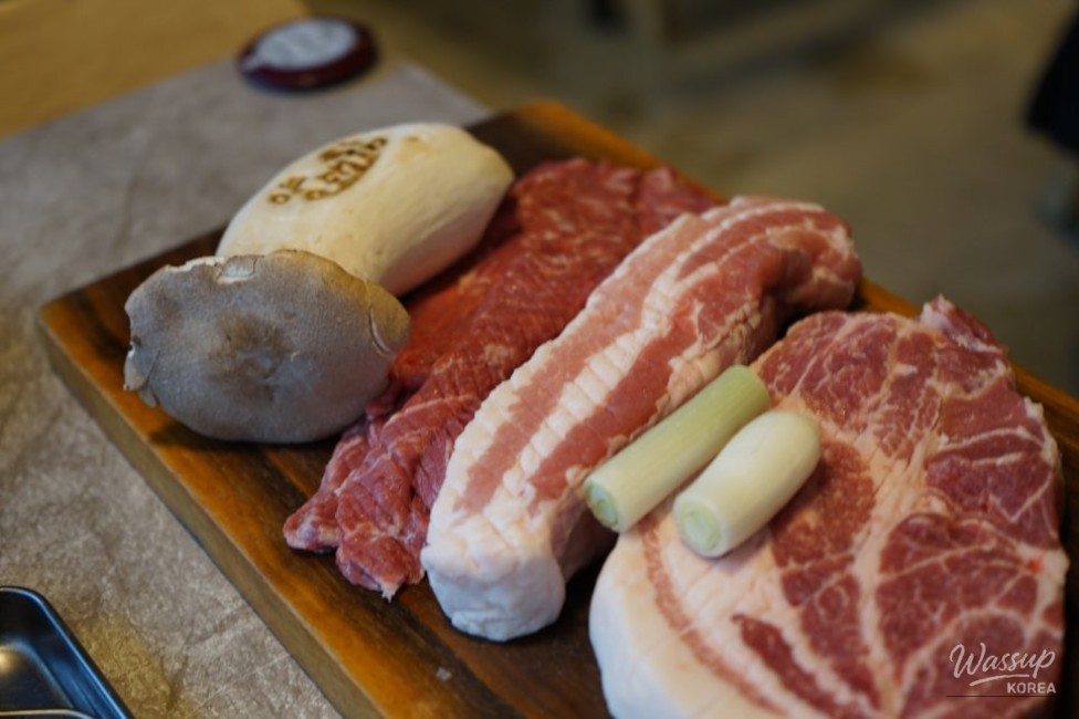 A Local's Recommendation: Black Pig Restaurant Near Jeju Airport_02