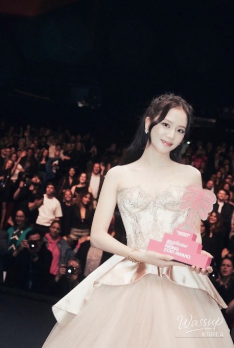 Jisoo's Enchanting Style: A Perfect Blend of Elegance_11