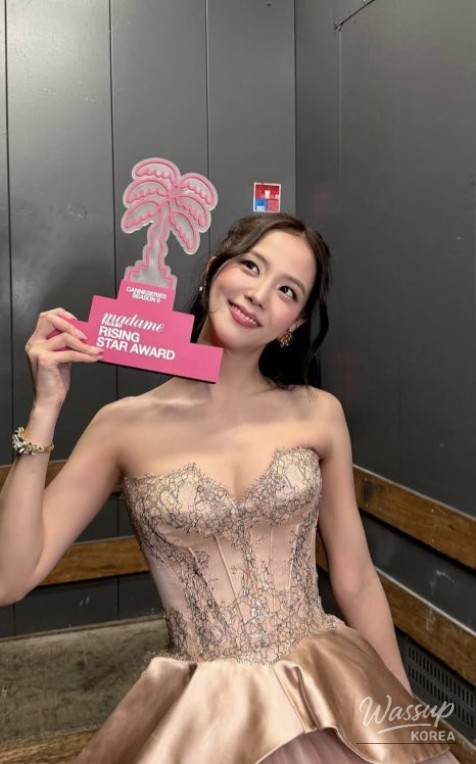 Jisoo's Enchanting Style: A Perfect Blend of Elegance_12