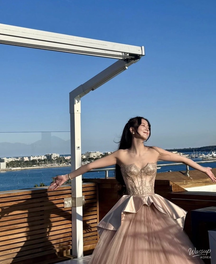Jisoo's Enchanting Style: A Perfect Blend of Elegance_03