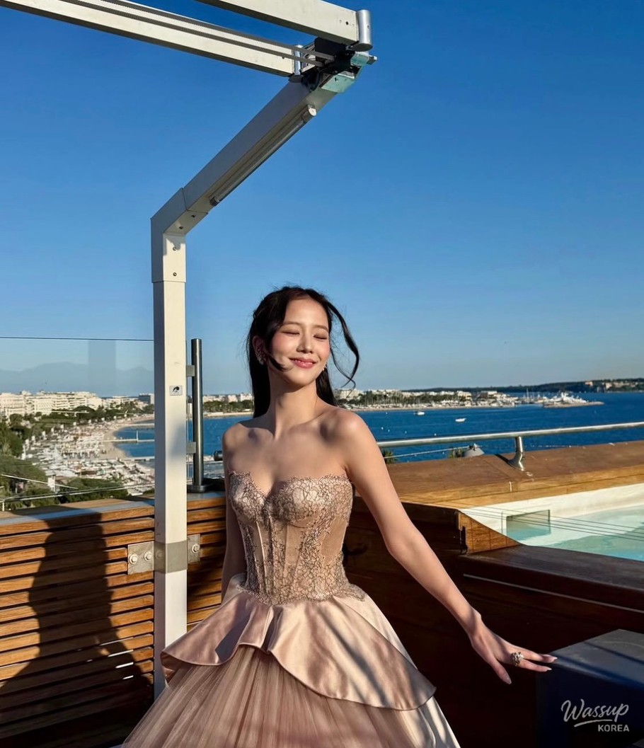 Jisoo's Enchanting Style: A Perfect Blend of Elegance_02