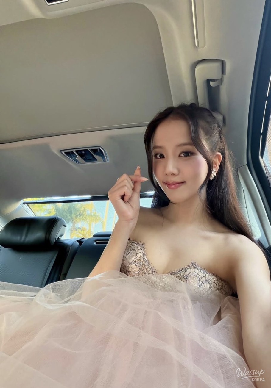 Jisoo's Enchanting Style: A Perfect Blend of Elegance_09