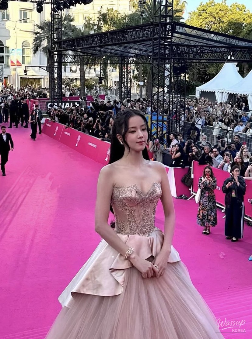 Jisoo's Enchanting Style: A Perfect Blend of Elegance_10