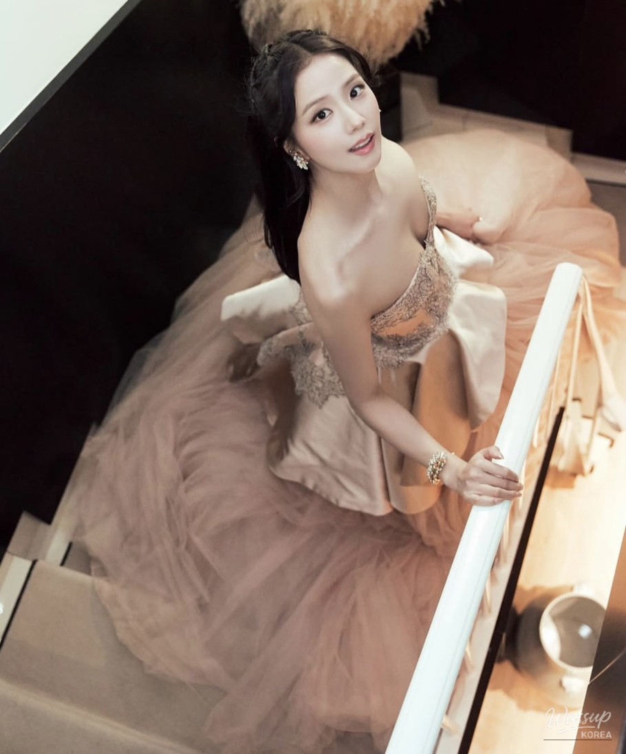 Jisoo's Enchanting Style: A Perfect Blend of Elegance_07