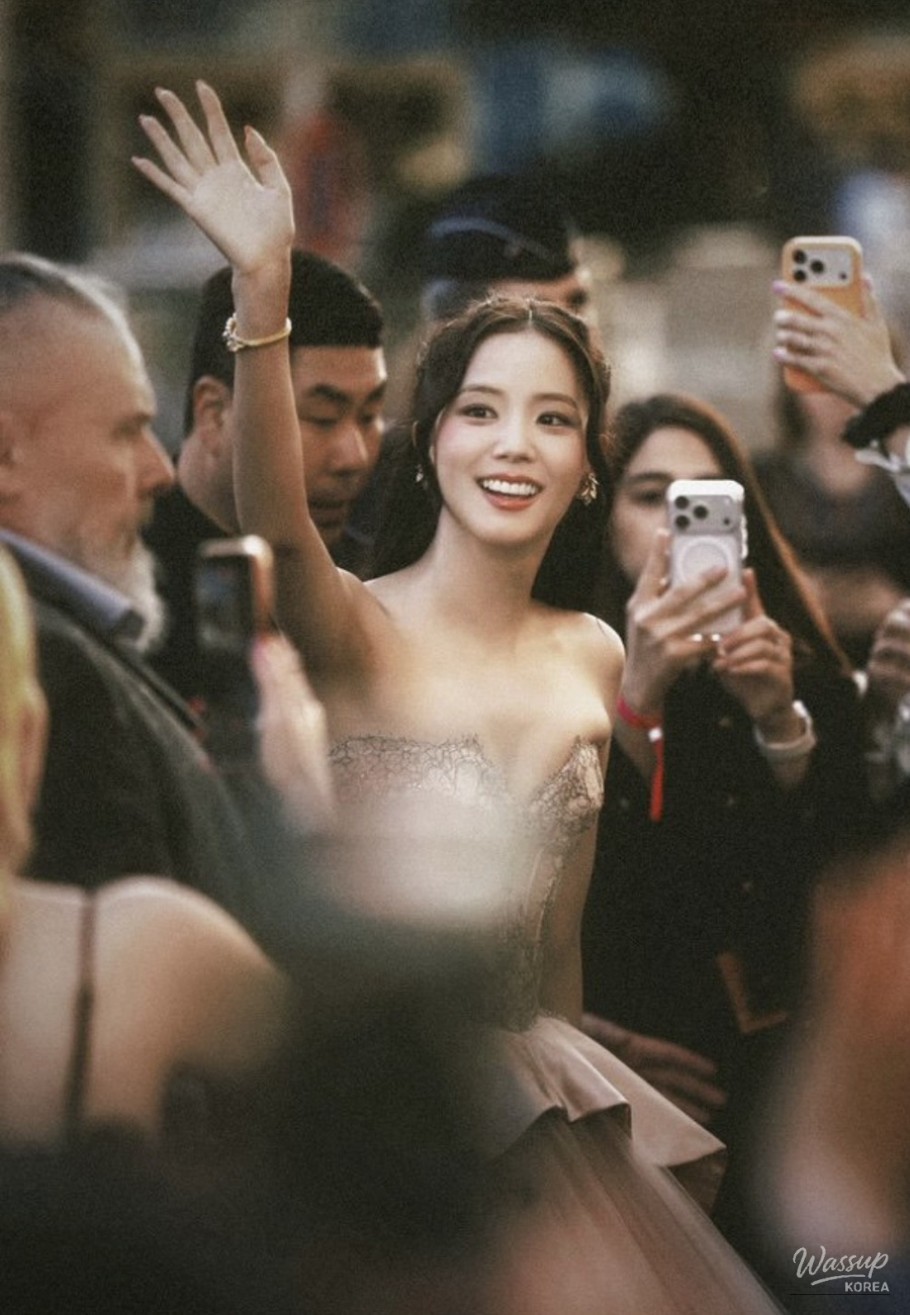 Jisoo's Enchanting Style: A Perfect Blend of Elegance_13