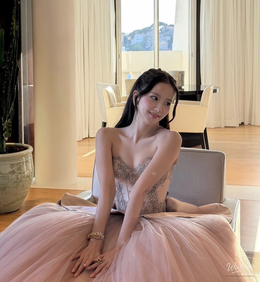 Jisoo's Enchanting Style: A Perfect Blend of Elegance_08