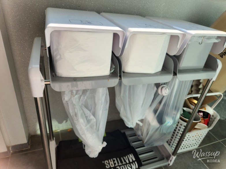 My Experience with the Magic Can Recycling Bin_09