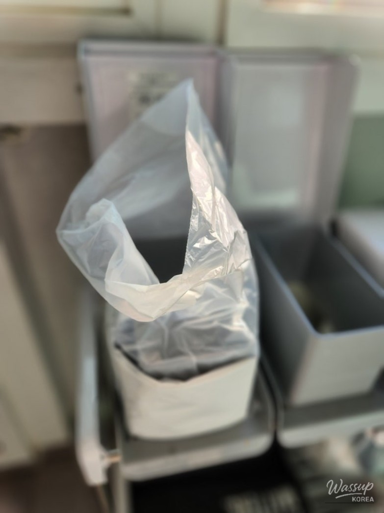 My Experience with the Magic Can Recycling Bin_06