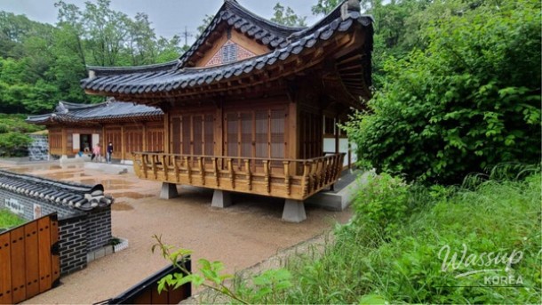 Discovering Cheongun Literature Library: A Hidden Gem in Seoul_01