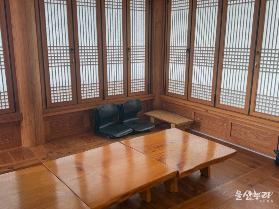 Exploring the Beauty of the Oesol Hanok Library in Ulsan_04