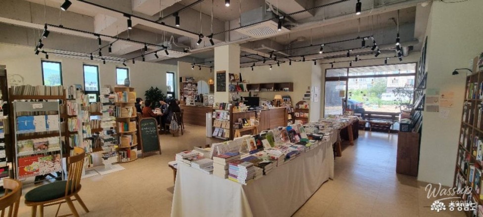 Exploring the Charm of Local Bookstores in Chungnam_07