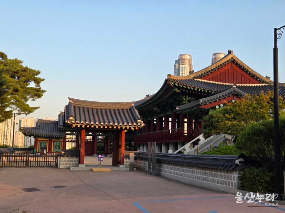 Exploring Ulsan's Historic Taehwaru_03