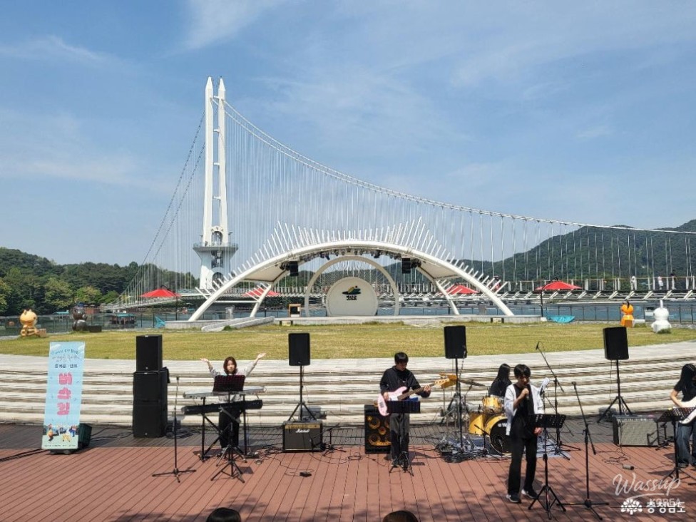 Busking Performance at Yesan's Yesdang Lake_06