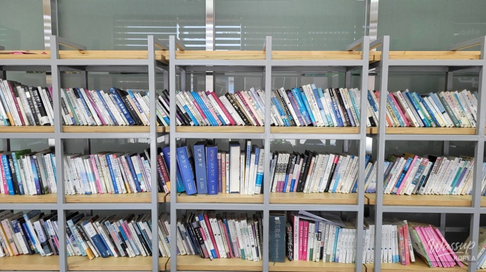 Discover the Iwool Community Center's Book Cafe_07
