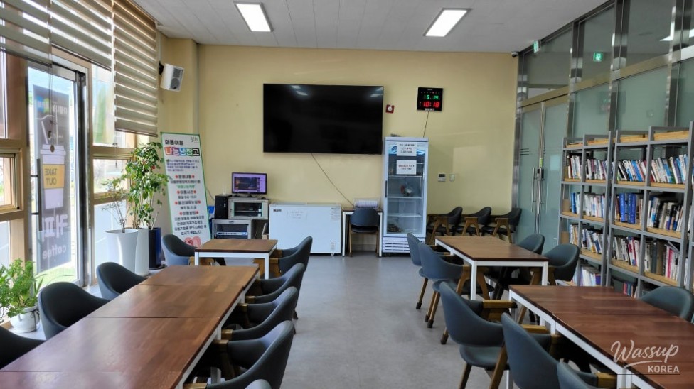 Discover the Iwool Community Center's Book Cafe_11