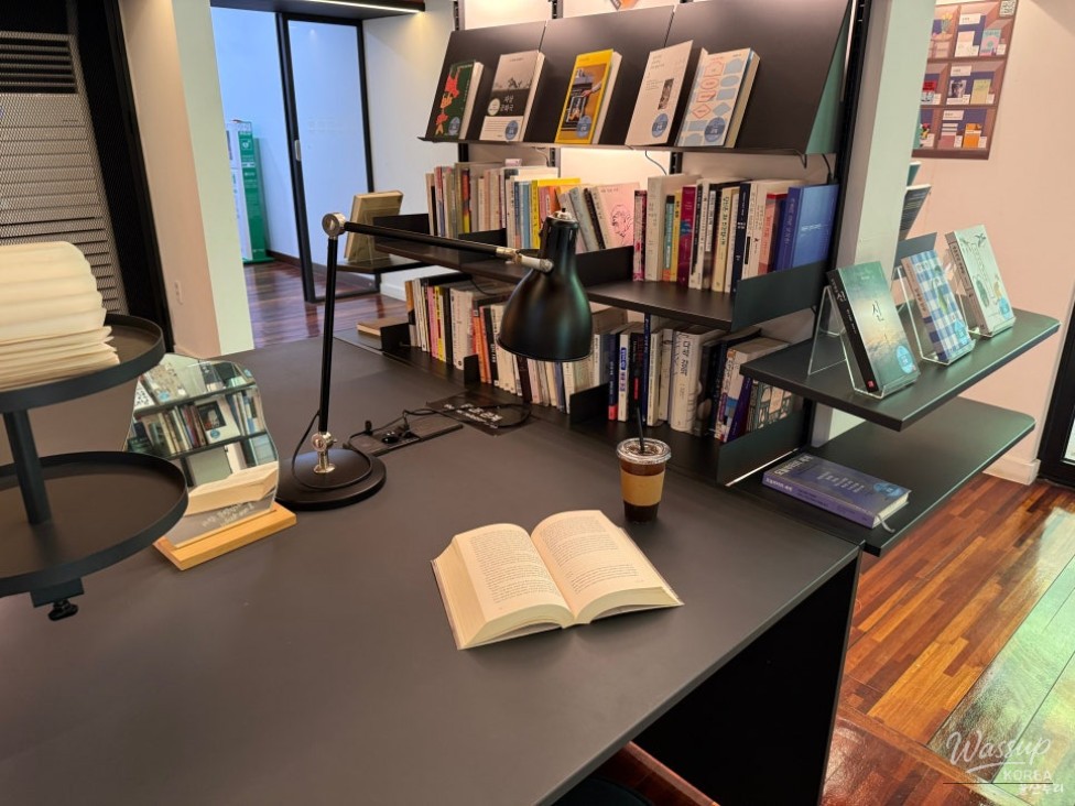 A Tranquil Retreat at Ulsan Grand Park's Library_16
