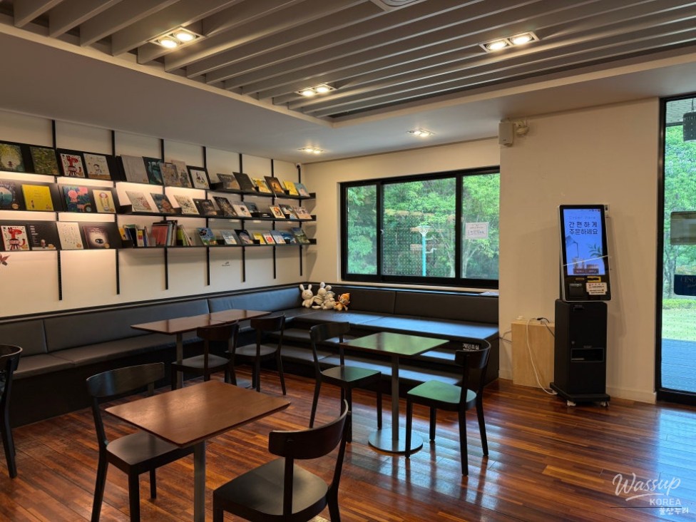 A Tranquil Retreat at Ulsan Grand Park's Library_10