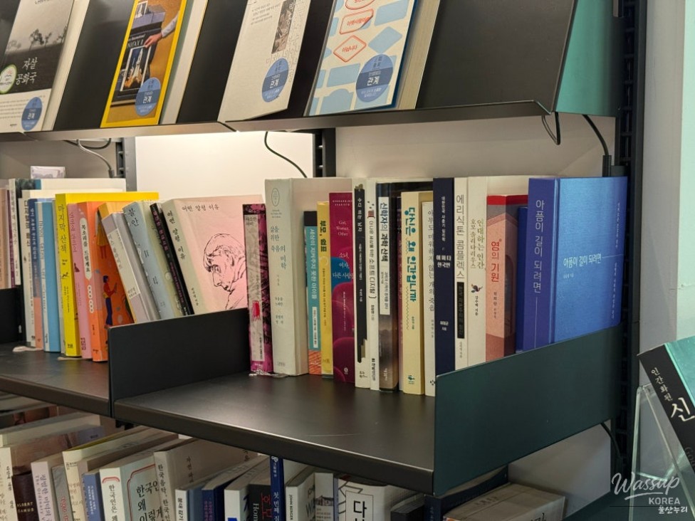 A Tranquil Retreat at Ulsan Grand Park's Library_05