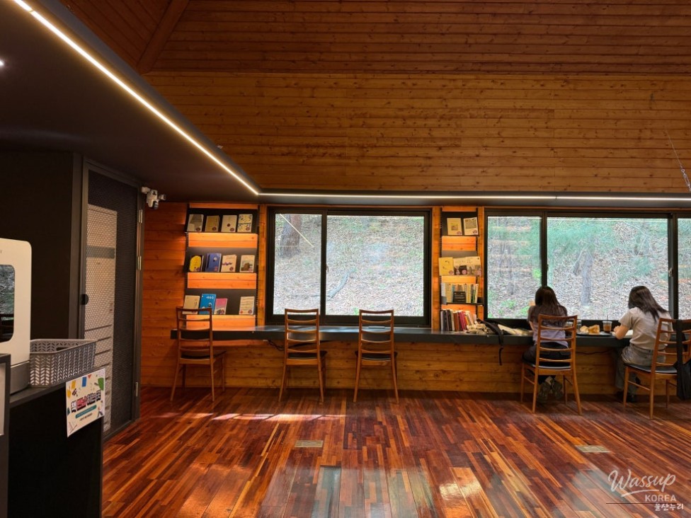 A Tranquil Retreat at Ulsan Grand Park's Library_11