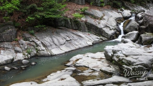 Exploring the Hidden Wellness Haven of Gu-ryong Waterfall_01
