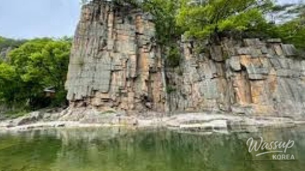 Discover the Majestic Sainam Rock in Danyang_01