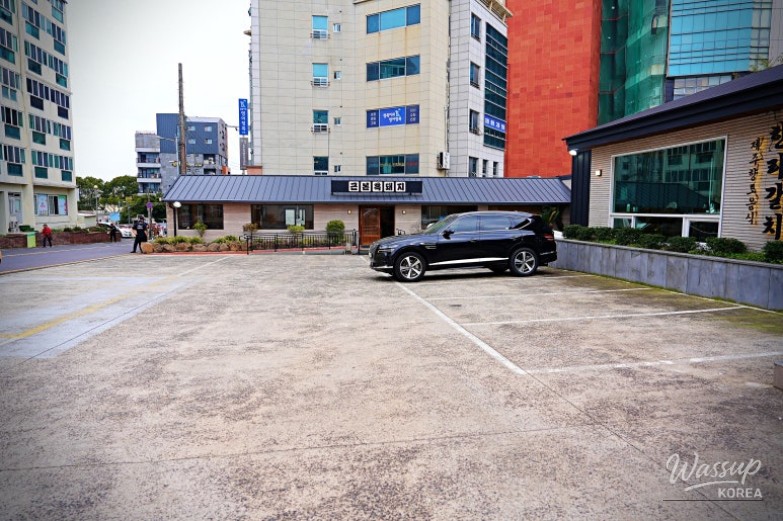 A Culinary Journey at Jeju's Heukdwaeji Restaurant_04
