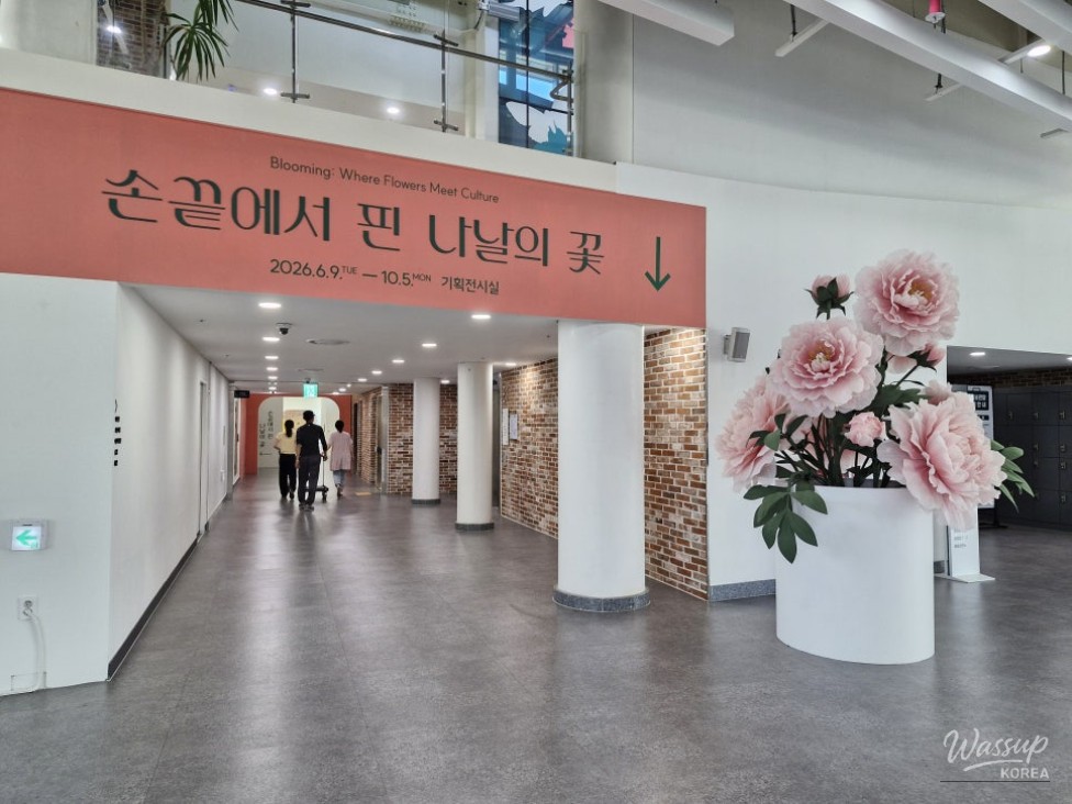 The Story of Flowers Through Artifacts_02