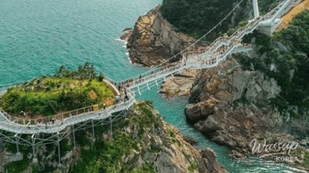Discovering the Scenic Songdo Yonggung Cloud Bridge in Busan_01