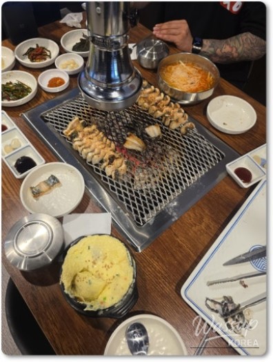 Enjoying Grilled Eel at Pungcheon Eel in Hongdae_06