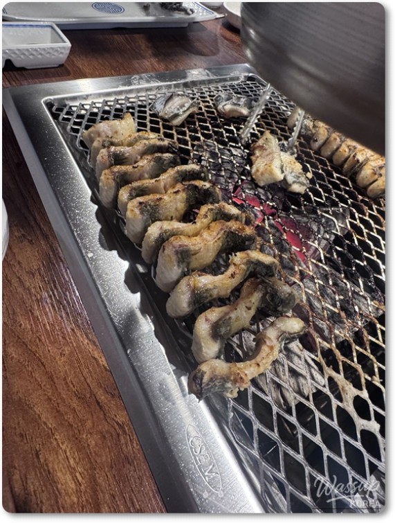 Enjoying Grilled Eel at Pungcheon Eel in Hongdae_10