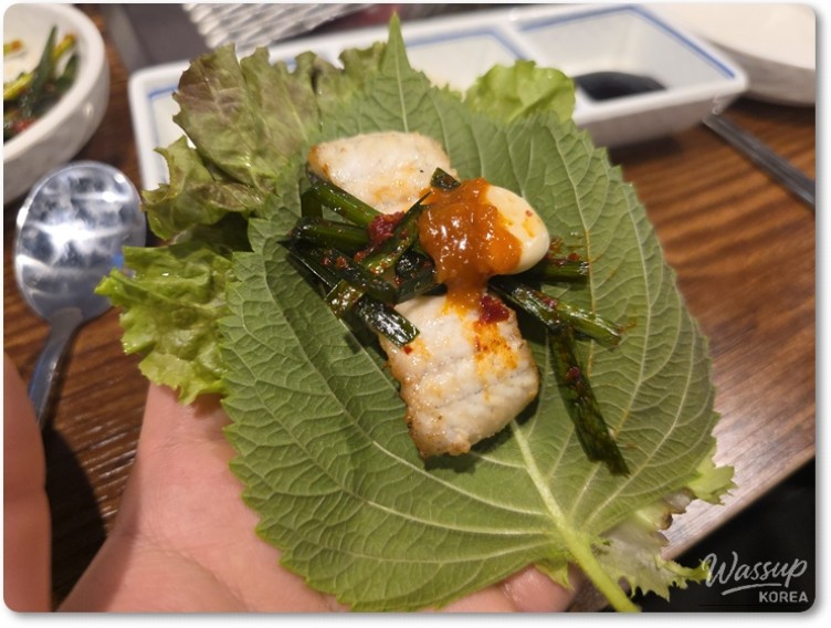 Enjoying Grilled Eel at Pungcheon Eel in Hongdae_05