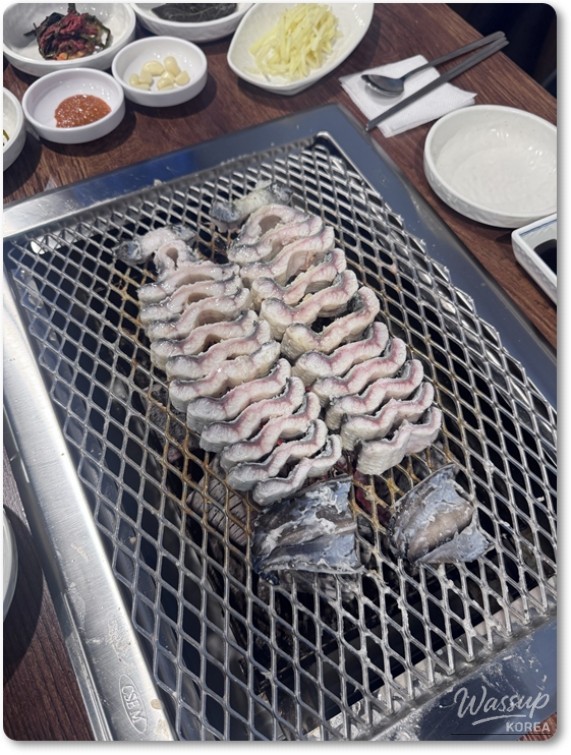Enjoying Grilled Eel at Pungcheon Eel in Hongdae_09