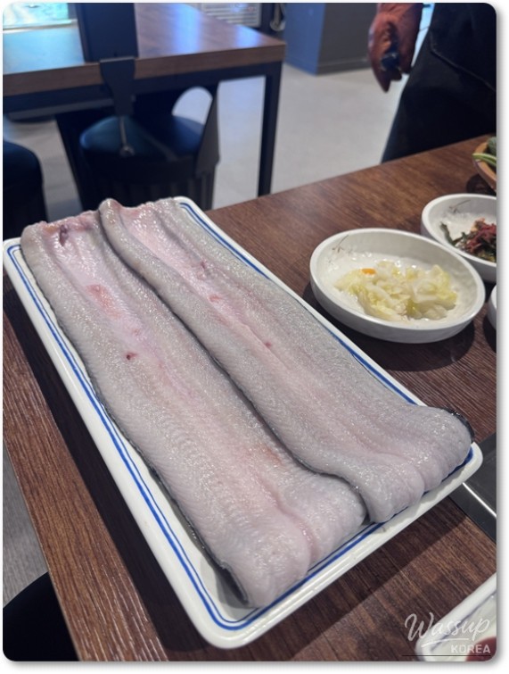 Enjoying Grilled Eel at Pungcheon Eel in Hongdae_07