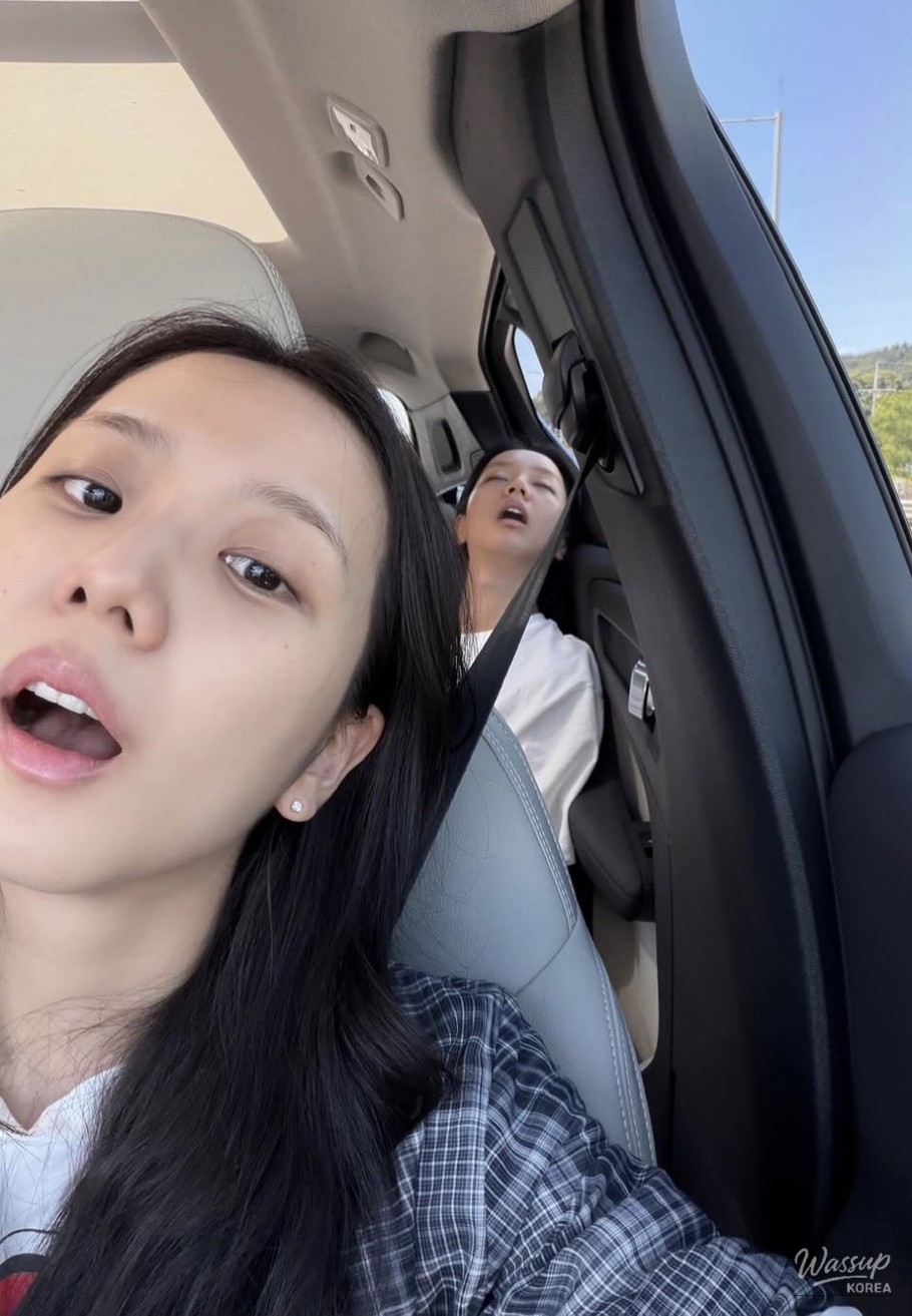 Blackpink's Jisoo and Friends: A Stylish Yet Comfortable Travel Experience_03