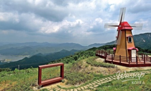 Discovering the Hidden Charm of Seonnyeobawi Beach_08
