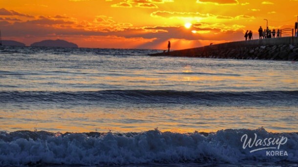 Discovering the Hidden Charm of Seonnyeobawi Beach_04
