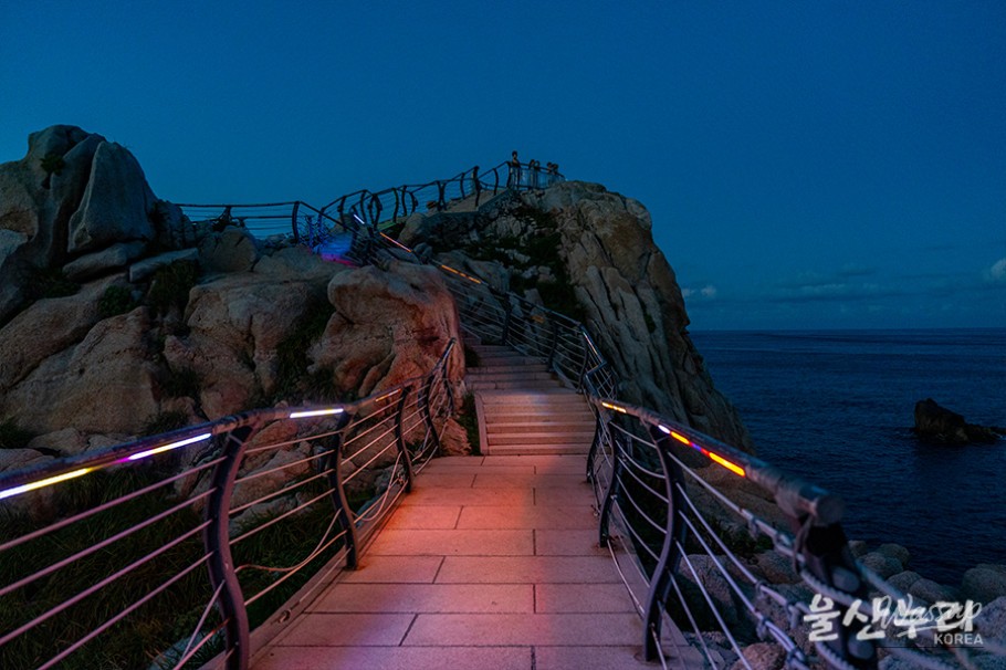 Exploring the Romantic Night Views of Daewangam Park in Ulsan_13