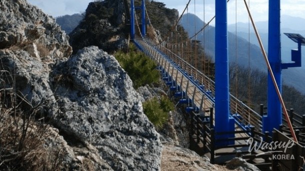 Experience the Thrill of Baekasan Sky Bridge in South Korea_02