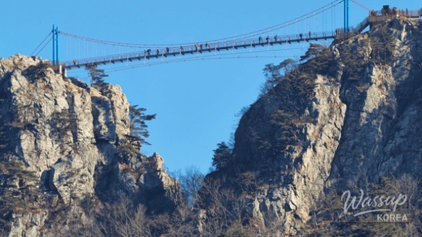 Experience the Thrill of Baekasan Sky Bridge in South Korea_04