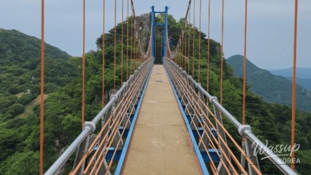 Experience the Thrill of Baekasan Sky Bridge in South Korea_01