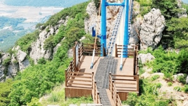 Experience the Thrill of Baekasan Sky Bridge in South Korea_05