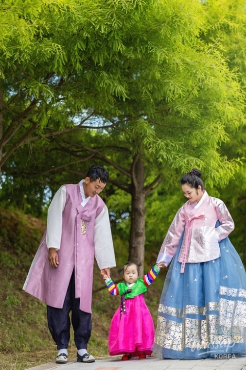 Celebrating Multicultural Families: A Traditional Korean First Birthday Party_04