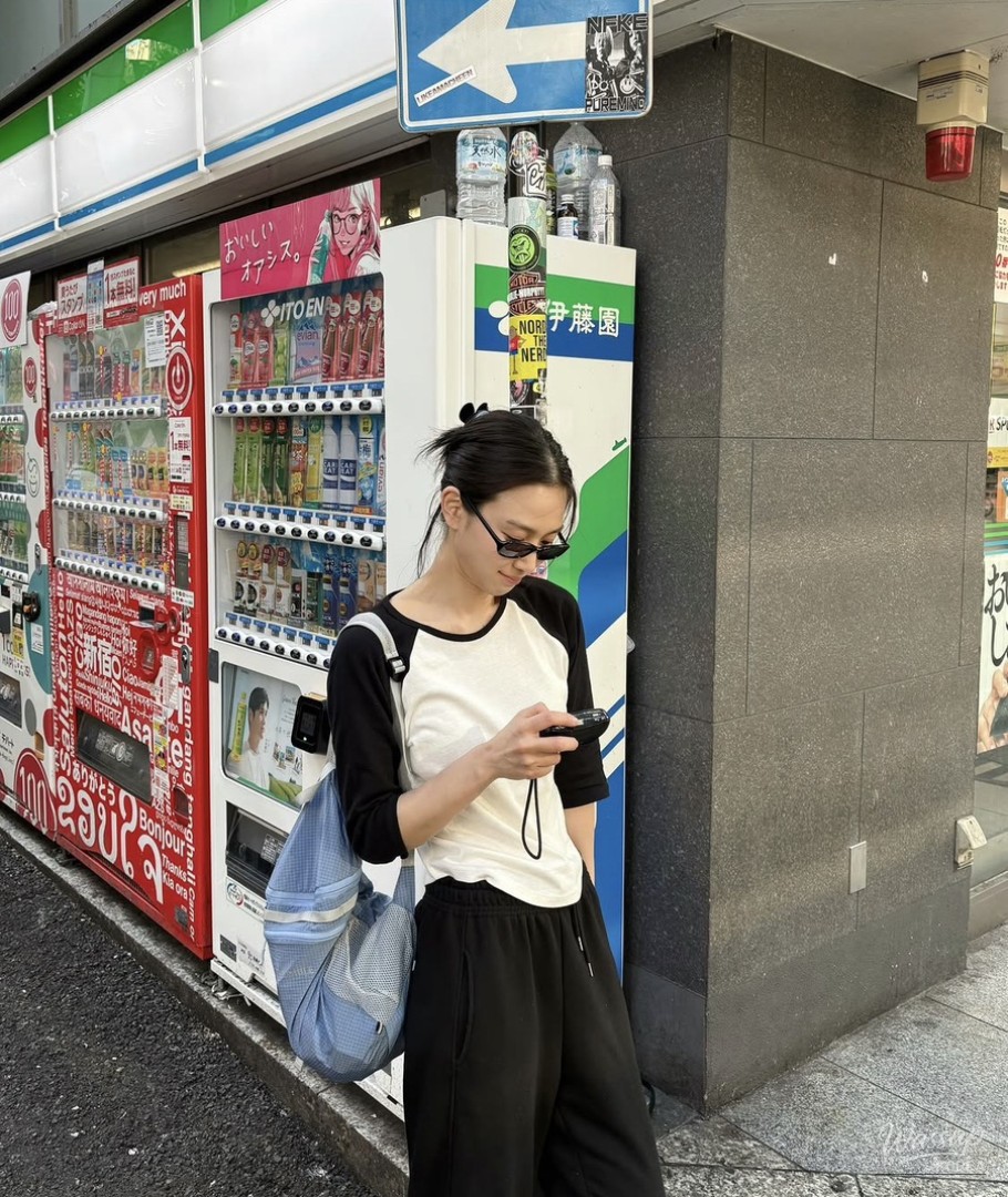 Stylish Travel Looks by Actress Jang Hee-ryeong_02