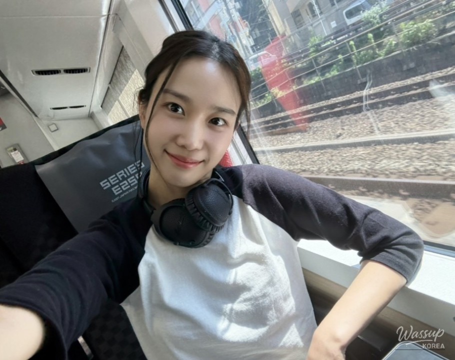 Stylish Travel Looks by Actress Jang Hee-ryeong_07