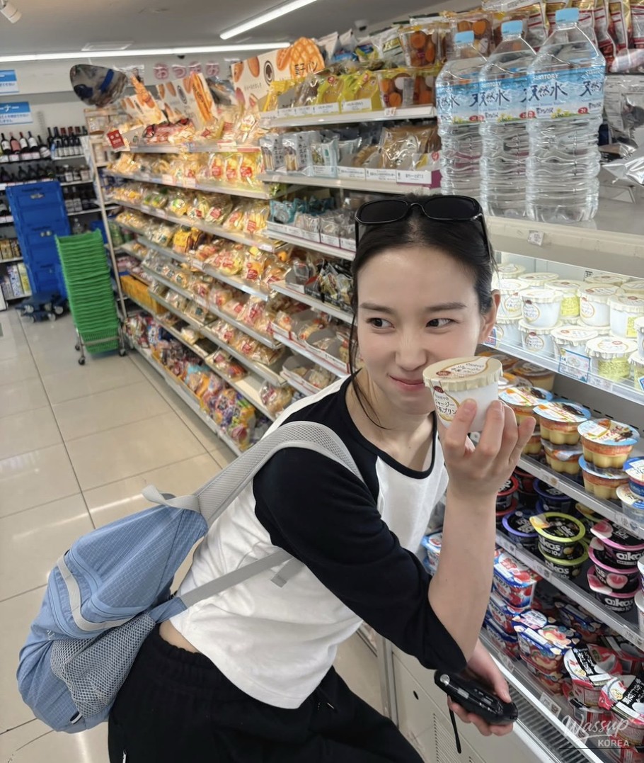 Stylish Travel Looks by Actress Jang Hee-ryeong_01