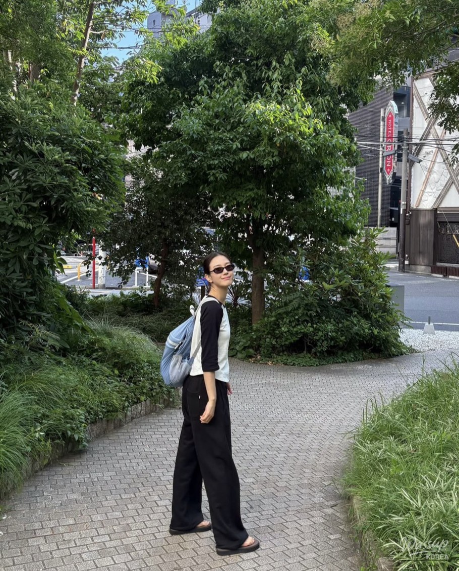 Stylish Travel Looks by Actress Jang Hee-ryeong_04